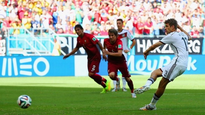 Với bàn thắng từ chấm phạt đền, Mueller đã ghi hat - trick đầu tiên của WC 2014